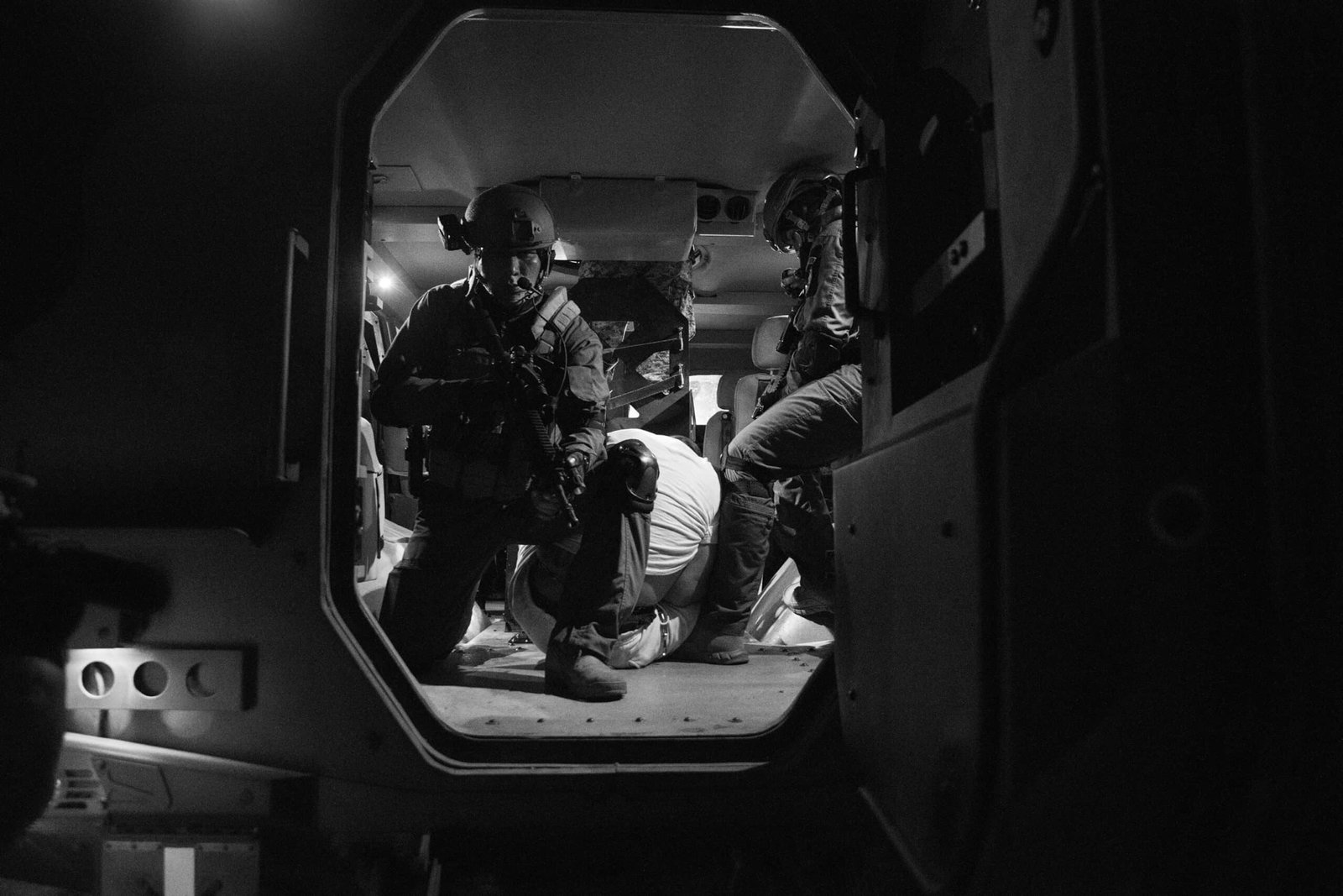 How a photojournalist documented the arrival of the deportees of the United States to El Salvador