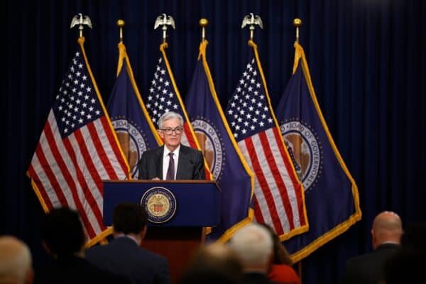 Trump criticizes the Federal Reserve, requires lower interest rates